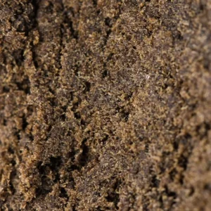 Macro del Maroccan Hash 60% THCX, grano seco y arenoso marrón profundo