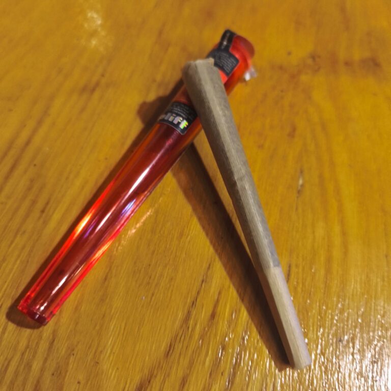 Click to view full screen Opinión de cliente Porro de THCX pre-enrollado - Royal Hash con foto - Spliff