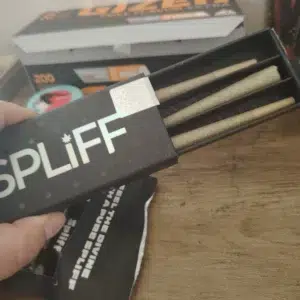 Opinión de cliente Caja de 3 porros pre-enrollados de CBD - White Widow con foto - Spliff